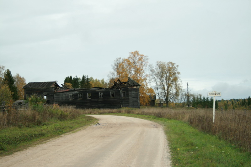 Петровское (Сусельский Петровский погост). Церковь Петра и Павла. общий вид в ландшафте