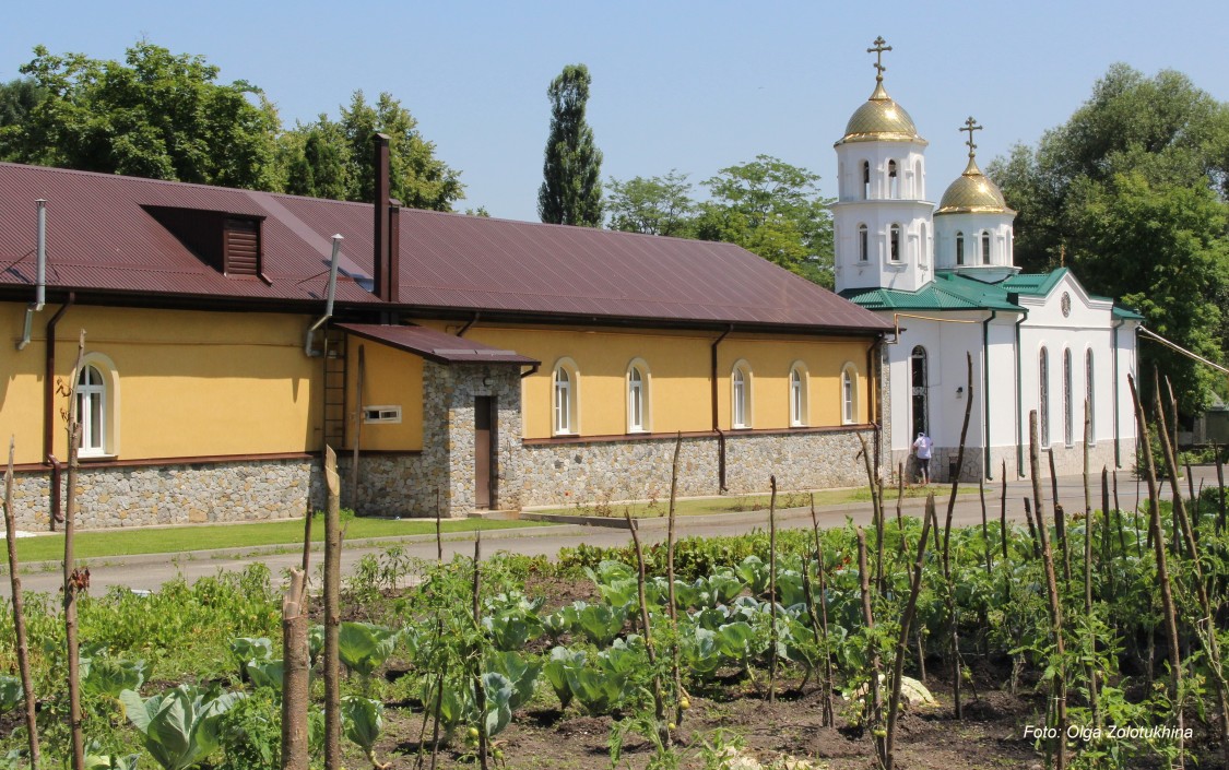 Алагир. Богоявленский Аланский женский монастырь. фасады, Вид на церковь и жилой корпус с огорода