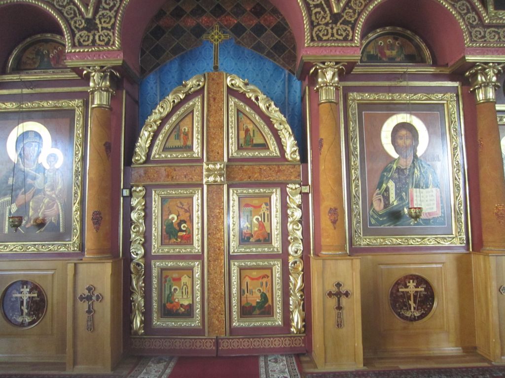 Собор Воздвижения Креста Господня на Октябрьском острове, Калининград (Калининградский городской округ, Калининградская область). интерьер и убранство, Царские врата янтарного иконостаса
