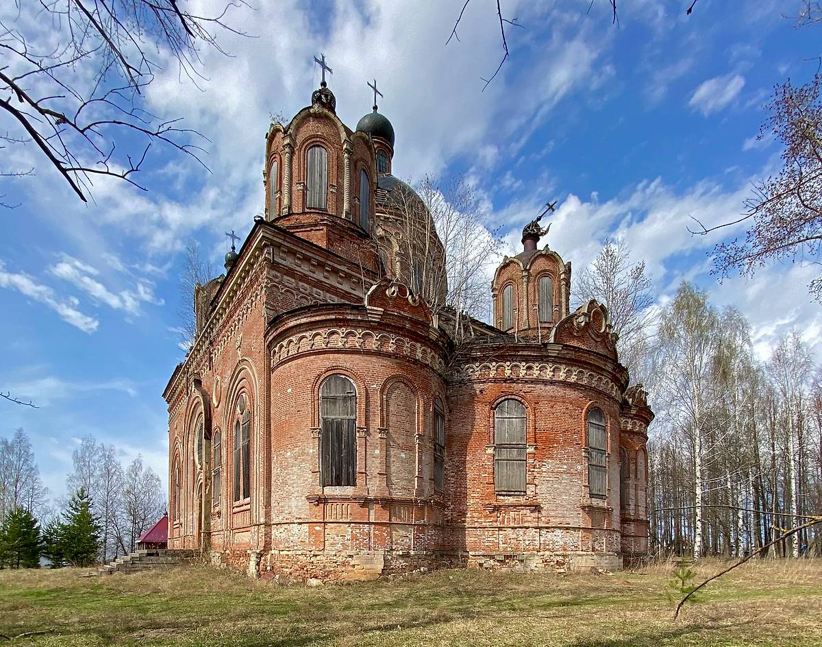 Вид с юго-востока, фасады. Церковь Троицы Живоначальной, Салобеляк (Яранский район, Кировская область)