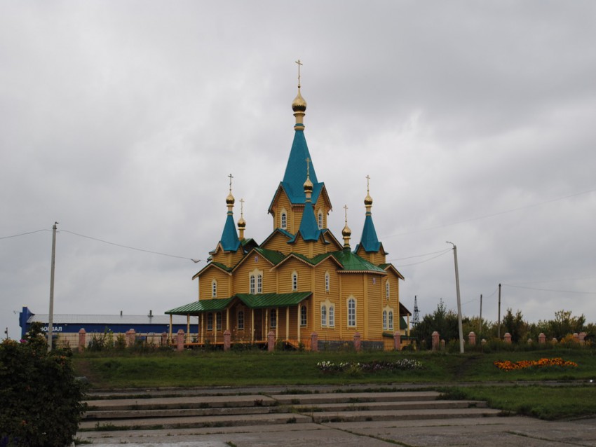 Горный. Церковь Рождества Христова. общий вид в ландшафте