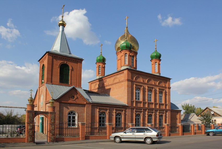 Каменск-Шахтинский. Церковь Троицы Живоначальной. общий вид в ландшафте