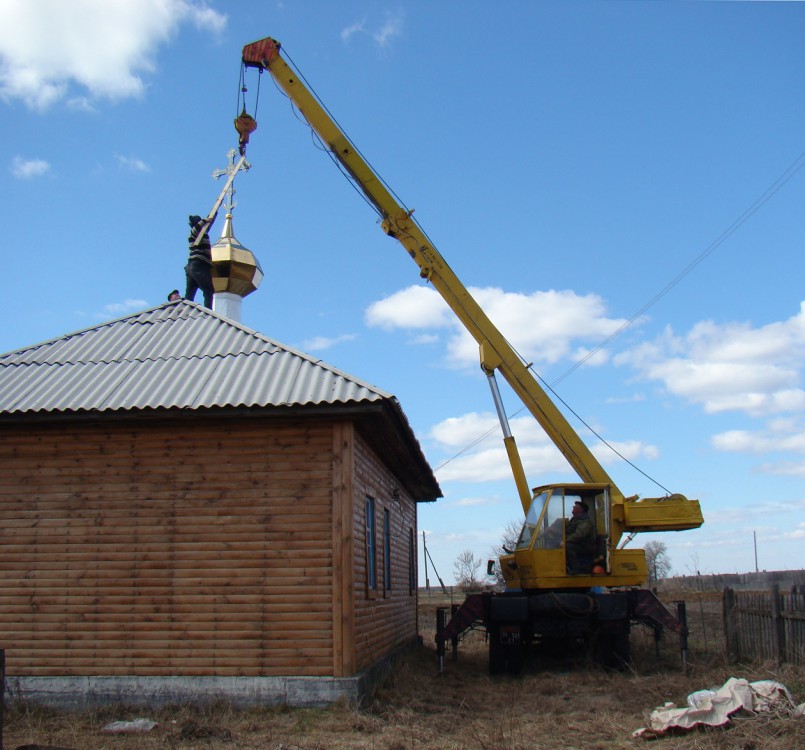 Церковь Покрова Пресвятой Богородицы, Карпиловка (Черниговский район, Украина, Черниговская область). документальные фотографии, Установка нового купола