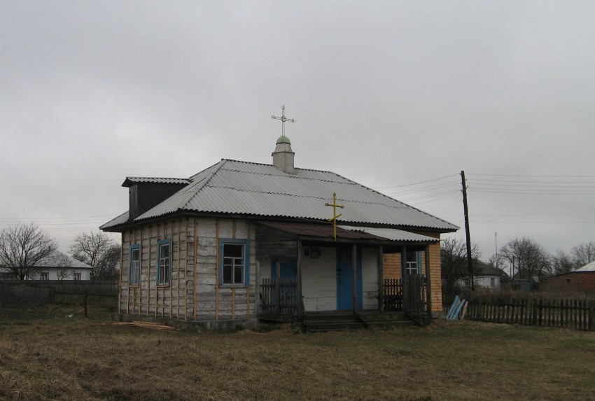 Церковь Покрова Пресвятой Богородицы, Карпиловка (Черниговский район, Украина, Черниговская область). общий вид в ландшафте, Директор пилорамы выделил вагонку.