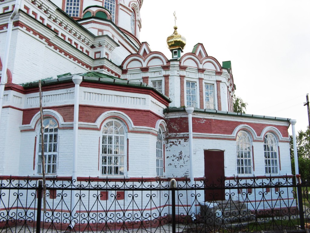 Церковь Рождества Иоанна Предтечи, Лум (Яранский район, Кировская область). архитектурные детали, Своеобразие апсидной части храма с юго-восточной стороны