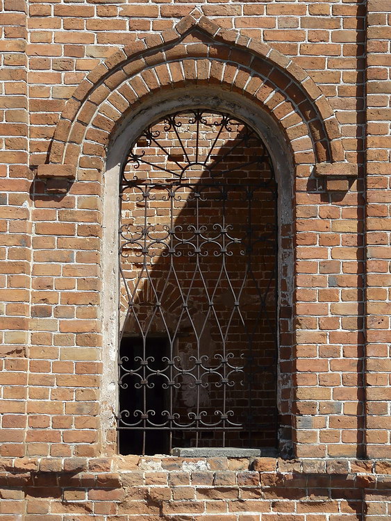 Феклино. Церковь Михаила Архангела. архитектурные детали, Одно из окон притвора с решёткой