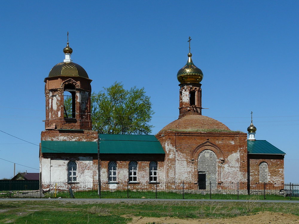 Алабуга. Церковь Димитрия Солунского. фасады, Храм с новыми куполами (вид с юга)