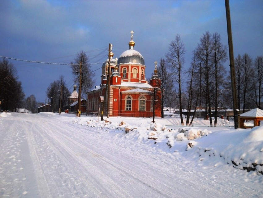 Тужа. Церковь Воскресения Христова (новая). общий вид в ландшафте, Новый храм, освящён 10 августа 2010г.