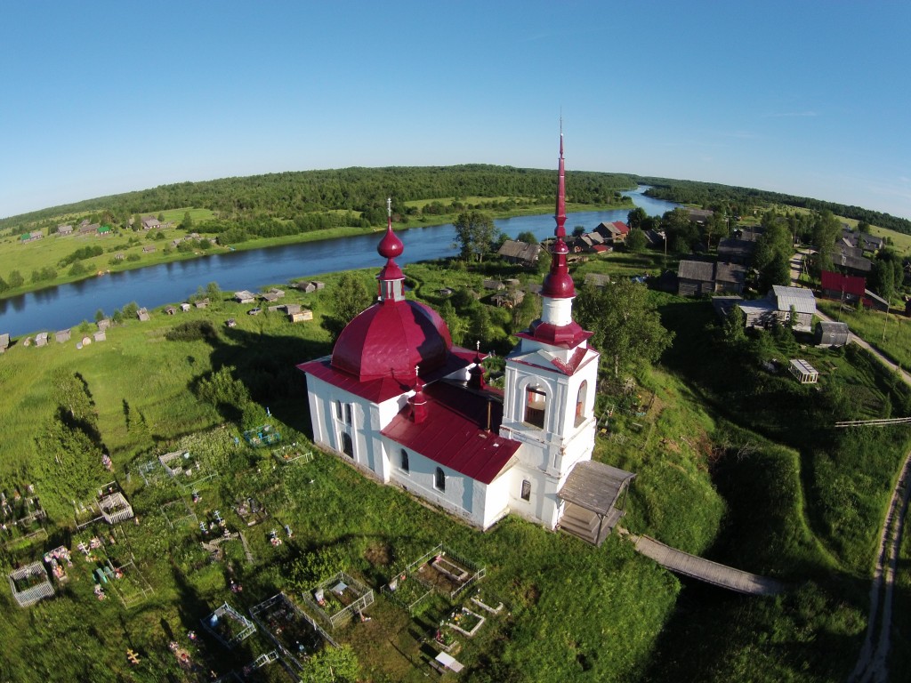 Церковь Георгия Победоносца, Давыдово (Боро-Свидский погост) (Каргопольский район, Архангельская область). общий вид в ландшафте, Вид на церковь в Боросвиди с высоты