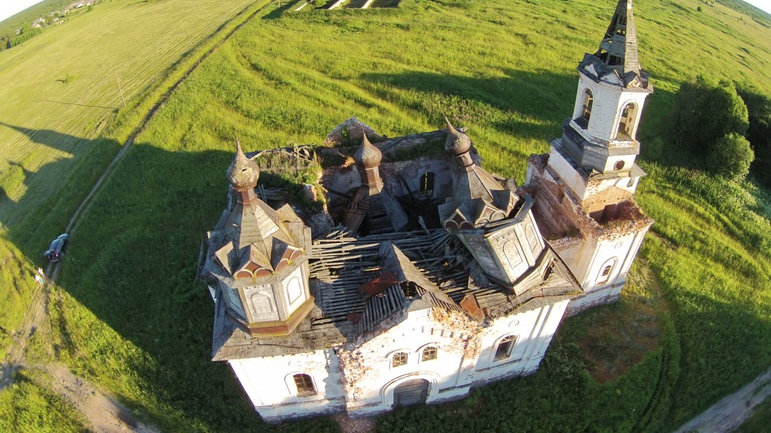 Церковь Рождества Пресвятой Богородицы, Кононово (Хотеново) (Каргопольский район, Архангельская область). фасады, Вид на церковь в Хотеново с высоты