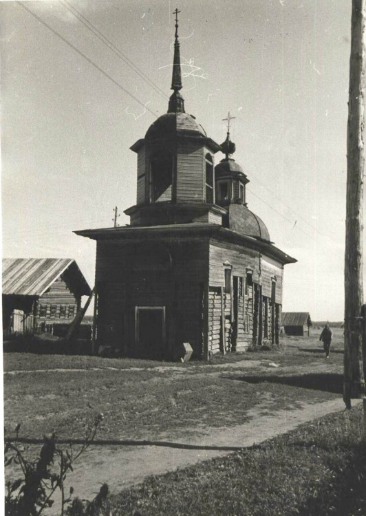 Село. Часовня Покрова Пресвятой Богородицы. фасады, здание часовни использовалось под склад магазина