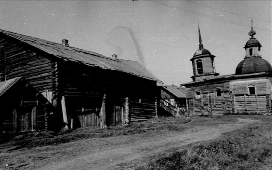 Село. Часовня Покрова Пресвятой Богородицы. фасады, Здание часовни использовалось под склад магазина. Фото 1971г. из паспорта на памятник