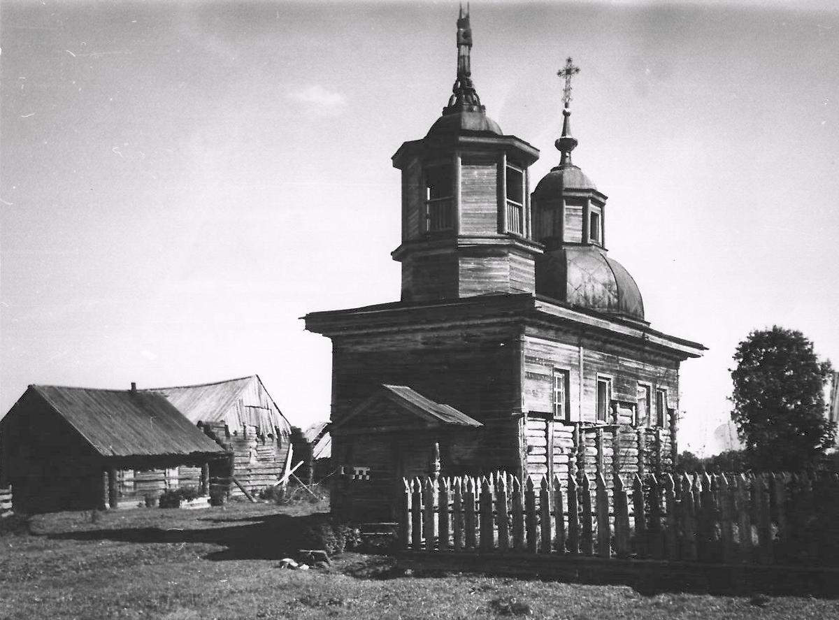 Фото 1970-х годов из паспорта памятника архитектуры, архивная фотография. Часовня Сретения Господня, Коржа (Каргопольский район, Архангельская область)