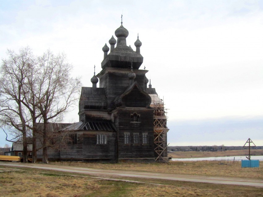 Церковь Преображения Господня, Посад (Турчасово) (Онежский район, Архангельская область). фасады, вид с юга, справа - крест на месте Благовещенской церкви