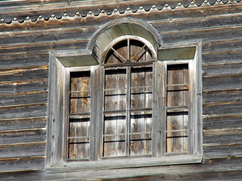 Церковь Преображения Господня, Посад (Турчасово) (Онежский район, Архангельская область). архитектурные детали, Верхнее окно южной стены