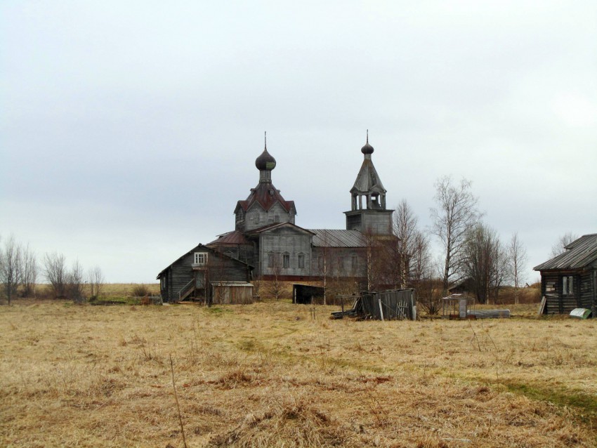 Мондино. Церковь Троицы Живоначальной. общий вид в ландшафте, вид с севера в застройке села