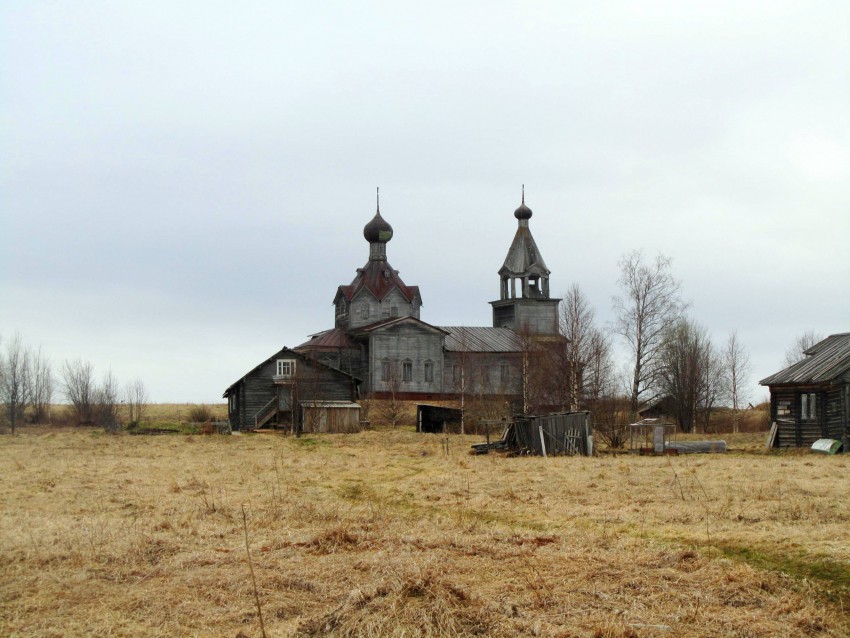 Церковь Троицы Живоначальной, Мондино (Онежский район, Архангельская область). общий вид в ландшафте, вид с севера в застройке села