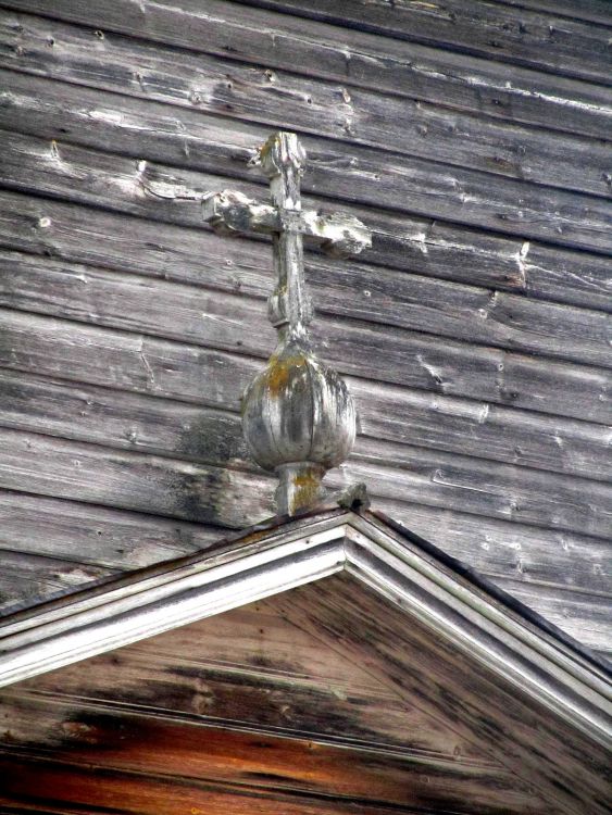 Мондино. Церковь Троицы Живоначальной. архитектурные детали, главка с крестом на декоративном портике, западный фасад колокольни