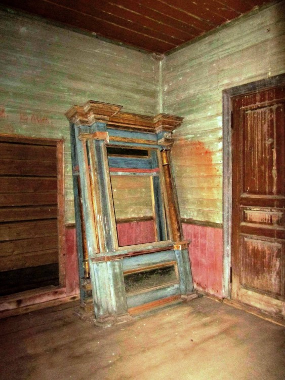 Церковь Троицы Живоначальной, Мондино (Онежский район, Архангельская область). интерьер и убранство, сложенные в нижнем ярусе колокольни фрагменты придельного иконостаса