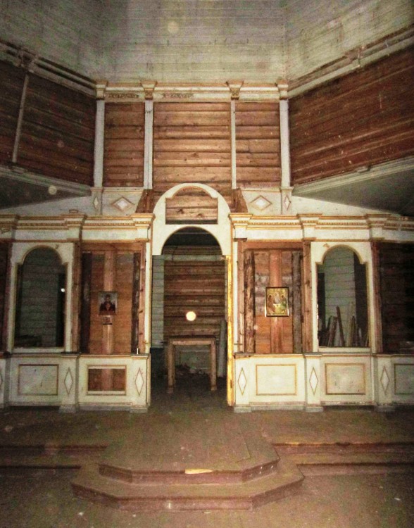 Церковь Троицы Живоначальной, Мондино (Онежский район, Архангельская область). интерьер и убранство, главный иконостас
