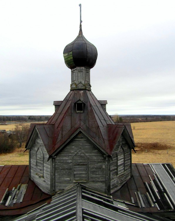 Церковь Троицы Живоначальной, Мондино (Онежский район, Архангельская область). архитектурные детали, завершение основного объема, вид с колокольни