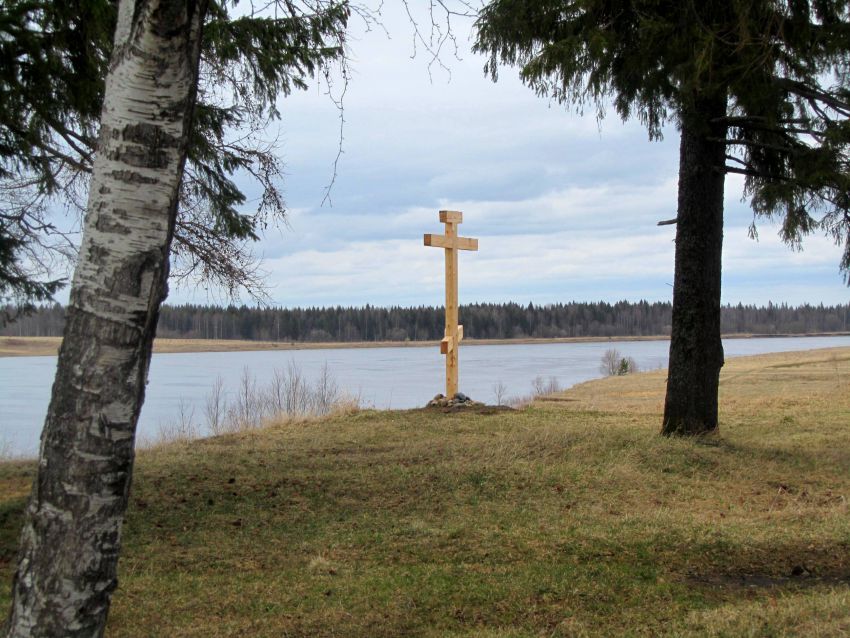 Часовня Варвары великомученицы, Чёшьюга (Онежский район, Архангельская область). дополнительная информация, крест к северу от часовни