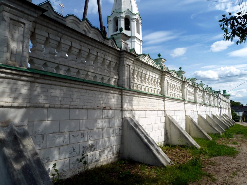 Городец. Церковь Спаса Нерукотворного Образа. дополнительная информация, Ограда церкви со стороны ул. Правды