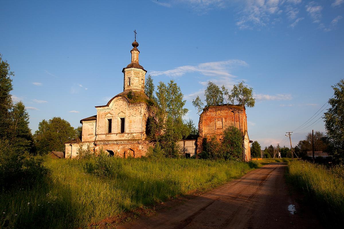 общий вид в ландшафте. Церковь Рождества Пресвятой Богородицы (старая), Первомайское (Великоустюгский район, Вологодская область)