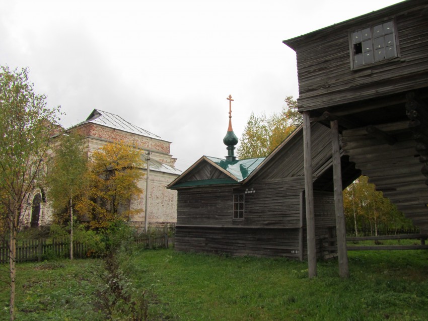 Храмовый комплекс. Церкви Успения Пресвятой Богородицы и Михаила Архангела, Нелазское (Череповецкий район, Вологодская область). архитектурные детали, крыльцо Успенской церкви на фоне Михайловской церкви
