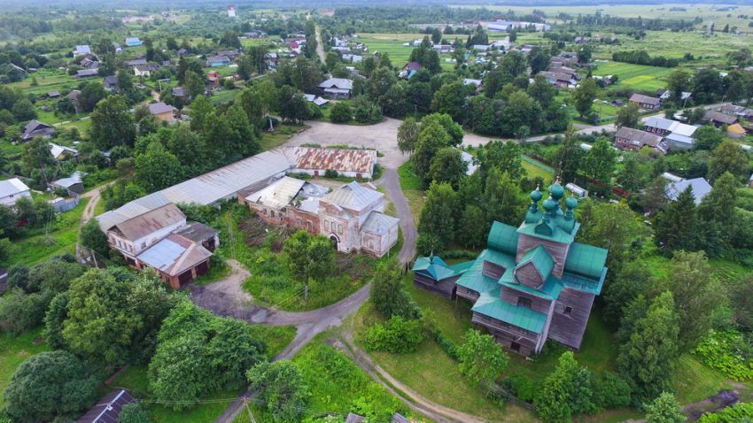 Храмовый комплекс. Церкви Успения Пресвятой Богородицы и Михаила Архангела, Нелазское (Череповецкий район, Вологодская область). общий вид в ландшафте