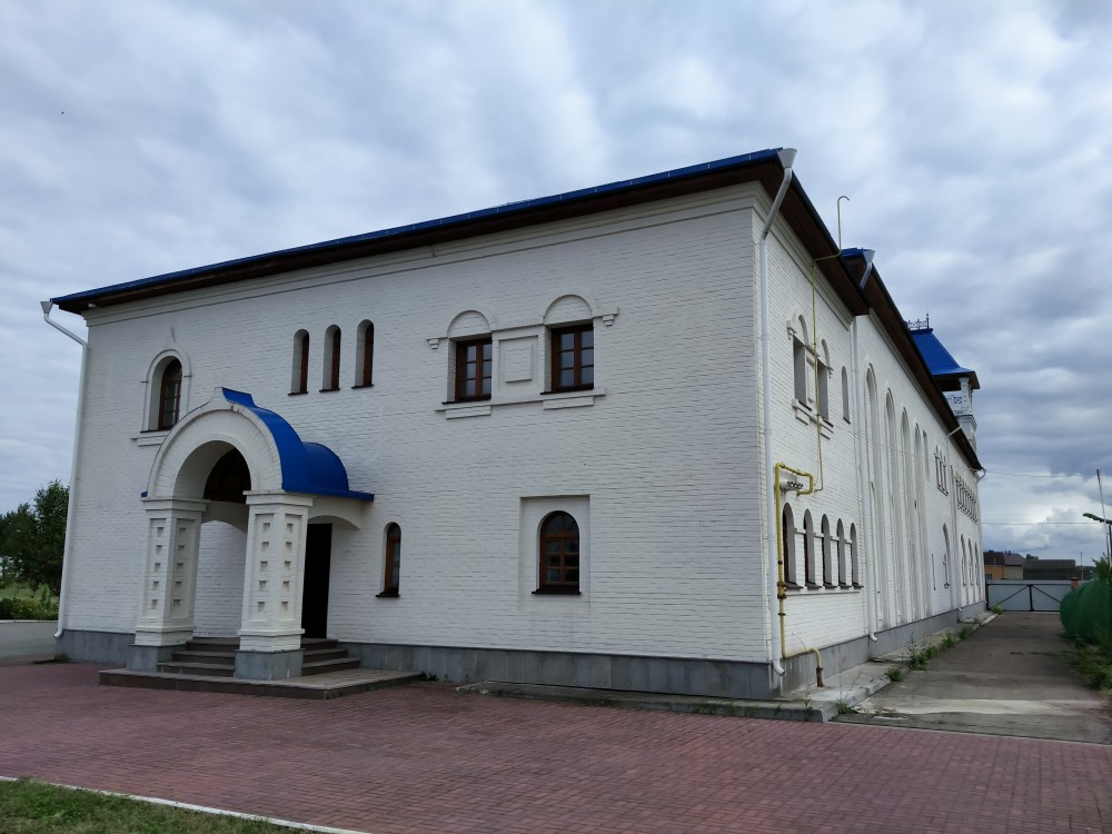 Владимирский скит, Дворцы (Дзержинский район, Калужская область). архитектурные детали, территория скита (здание музея-диорамы)