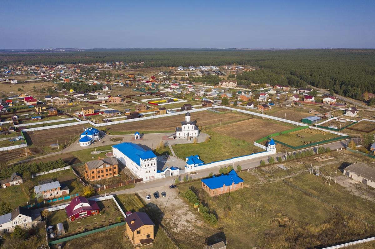 общий вид в ландшафте. Владимирский скит, Дворцы (Дзержинский район, Калужская область)
