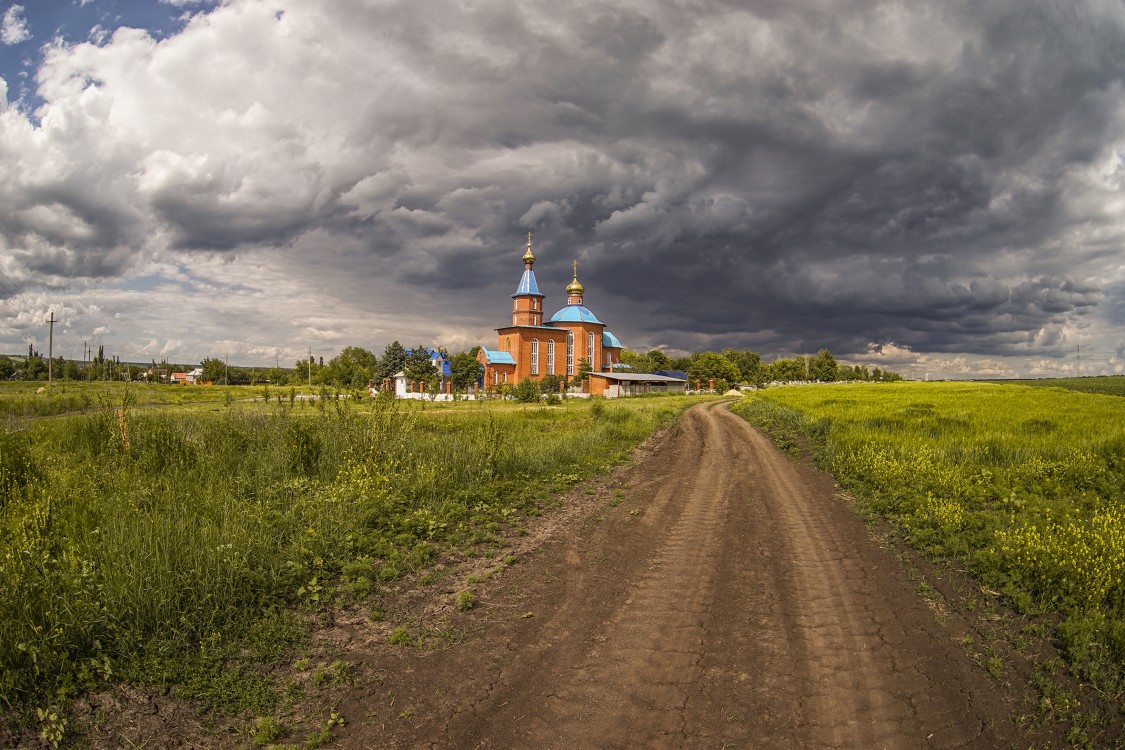 Новошахтинск. Церковь Михаила Архангела. общий вид в ландшафте