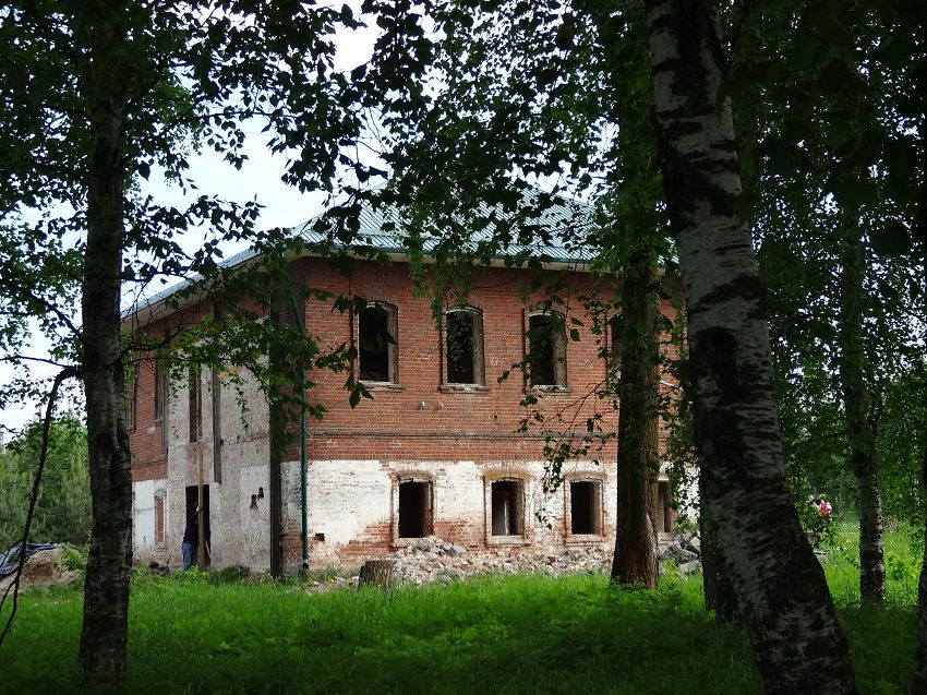 Бушуиха. Арсениево-Комельский Ризоположенский монастырь. общий вид в ландшафте, Здание братских келий.