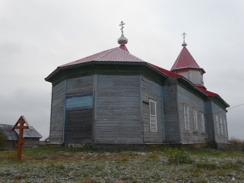 Погост (Курья). Церковь Космы и Дамиана (Сретения Господня). общий вид в ландшафте, вид с северо-востока