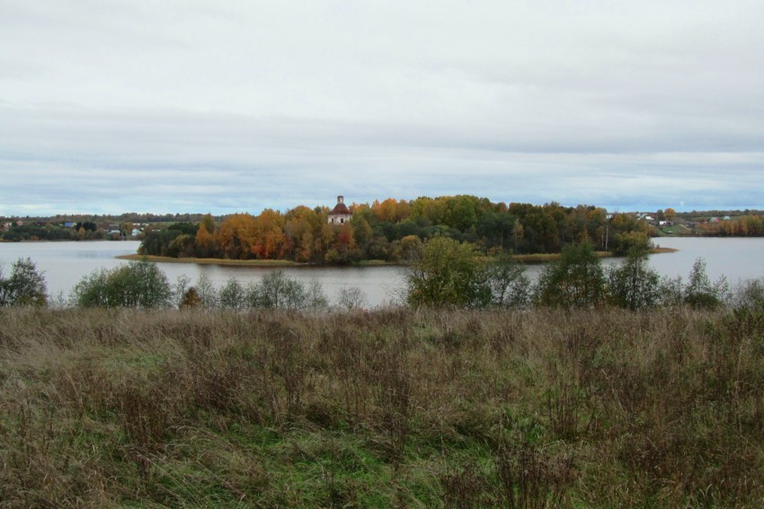 Церковь Рождества Пресвятой Богородицы, Лозско-Пречистенский погост (остров на оз. Лозское) (Белозерский район, Вологодская область). общий вид в ландшафте, вид с восточного берега оз.Лозское (с. Старое Село)