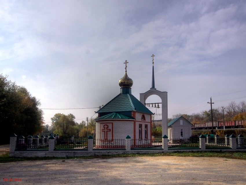 Лески. Часовня Рождества Христова. общий вид в ландшафте