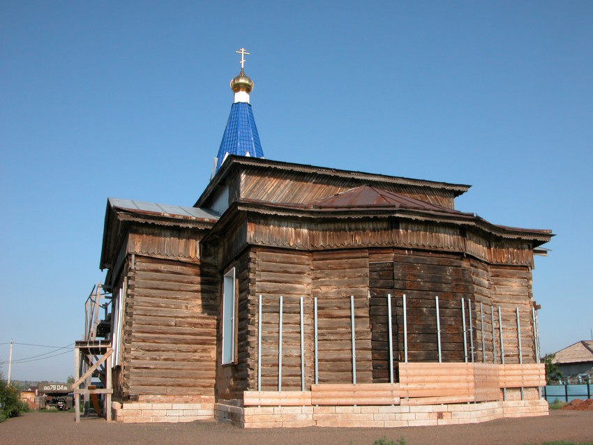 Церковь Покрова Пресвятой Богородицы, Подгородняя Покровка (Оренбургский район, Оренбургская область). фасады, Алтарная апсида сложенная из темных от креазота шпал