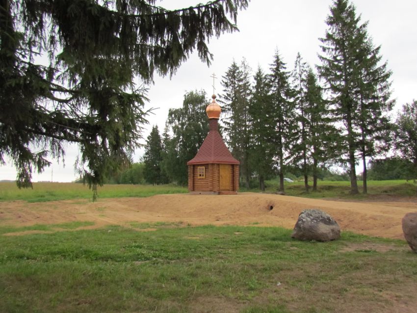 Часовня Покрова Пресвятой Богородицы при мемориальном комплексе Дулаг-100, Порхов (Порховский район, Псковская область). общий вид в ландшафте, часовня «Покрова Божией Матери»