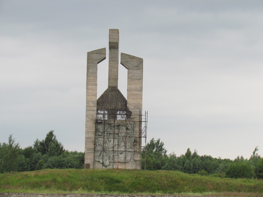 Часовня Покрова Пресвятой Богородицы при мемориальном комплексе Дулаг-100, Порхов (Порховский район, Псковская область). дополнительная информация, Недостроенный мемориал на месте фашистского концлагеря 