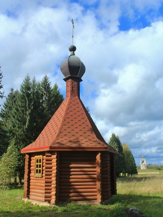 Часовня Покрова Пресвятой Богородицы при мемориальном комплексе Дулаг-100, Порхов (Порховский район, Псковская область). фасады, Вид с юго-востока, позади справа виден главный монумент мемориала