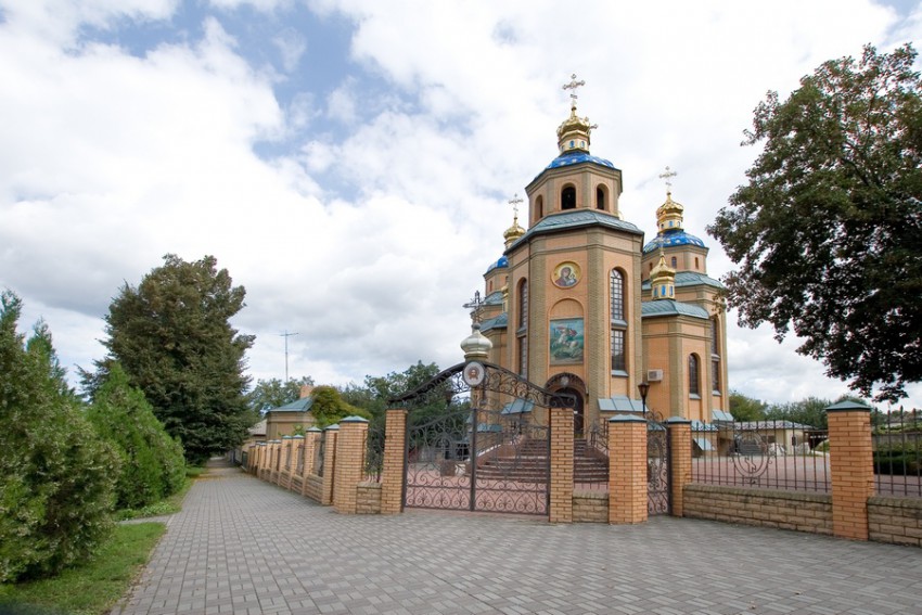 Церковь Казанской иконы Божией Матери, Чигирин (Черкасский район, Украина, Черкасская область). общий вид в ландшафте
