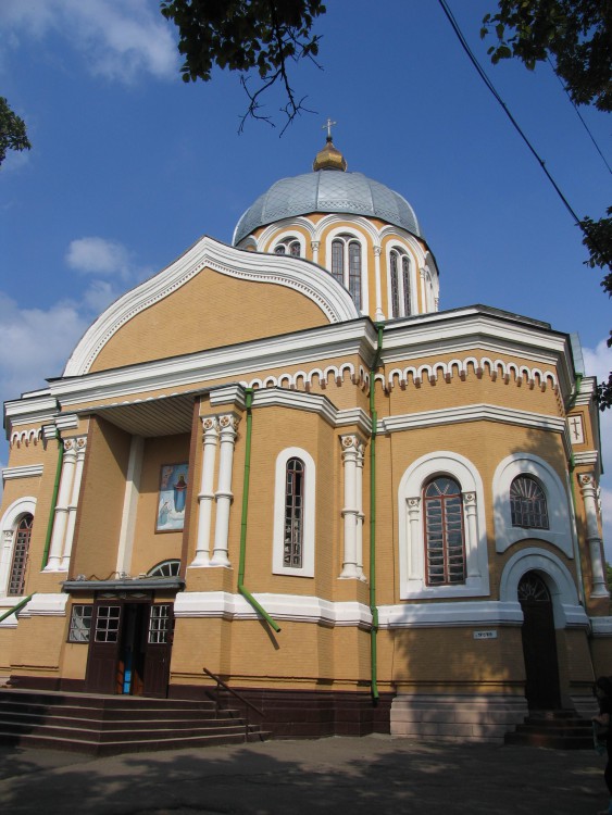 Смела. Церковь Покрова Пресвятой Богородицы. общий вид в ландшафте