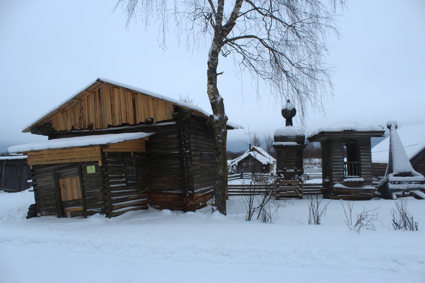 Часовня Флора и Лавра, Калитинка (Великая) (Каргопольский район, Архангельская область). документальные фотографии, Общий вид часовни в феврале 2014 года после проведения первичных консервационных работ. Главка и аварийная колокольня сняты со сруба, их основания закрыты для защиты сруба от осадков
