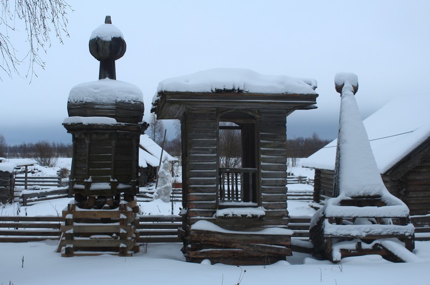 Часовня Флора и Лавра, Калитинка (Великая) (Каргопольский район, Архангельская область). документальные фотографии, Демонтированные звонница и завершения часовни