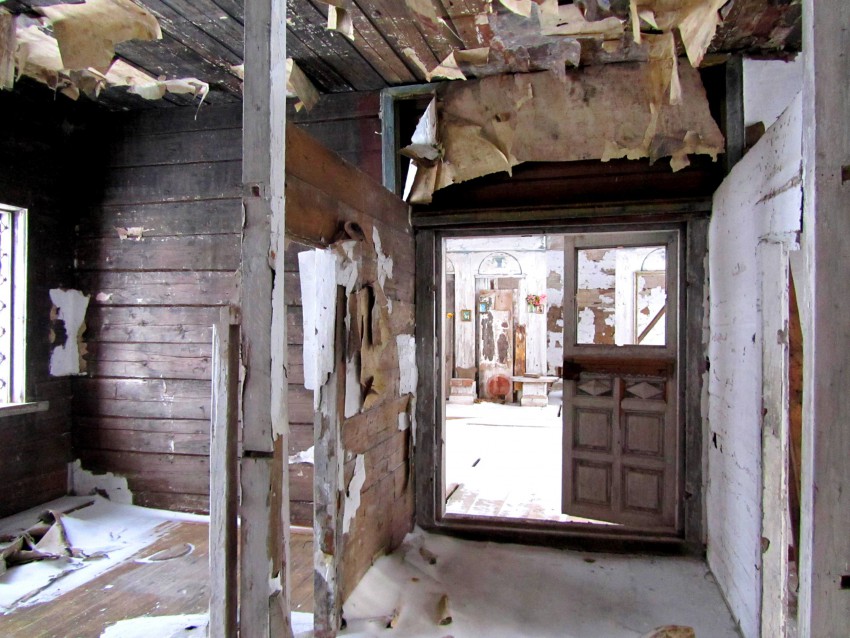 Церковь Георгия Победоносца, Наумовская (Замошье), урочище (Каргопольский район, Архангельская область). интерьер и убранство, проход в храмовую часть
