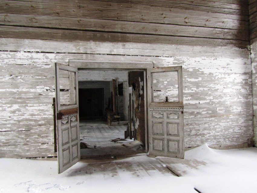 Церковь Георгия Победоносца, Наумовская (Замошье), урочище (Каргопольский район, Архангельская область). интерьер и убранство, выход в трапезную из основного объема