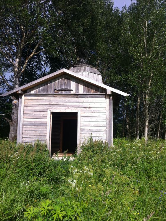 Часовня Филиппа, митрополита Московского, Павловский Бор (Онежский район, Архангельская область). фасады, новая обшивка пристройки несколько ссохлась и сейчас между доской сформировался достаточно немаленький зазор