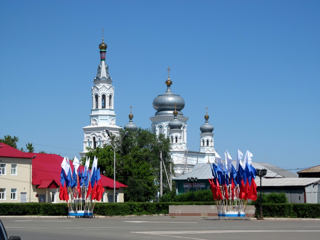 Сорочинск. Церковь Михаила Архангела. общий вид в ландшафте, вид на церковь с городской площади