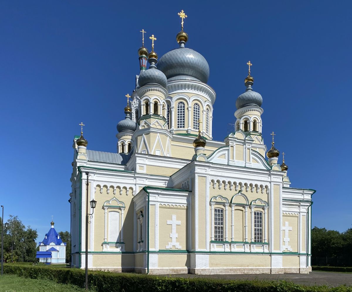 Вид с юго-востока, фасады. Церковь Михаила Архангела, Сорочинск (Сорочинский район, Оренбургская область)